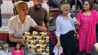 Beautiful Girl Selling Vada Pav in Delhi😱😱 खूबसूरत लड़की लगा रही है दिल्ली में वड़ा पाव का ठेला😳😳 [upl. by Earla916]