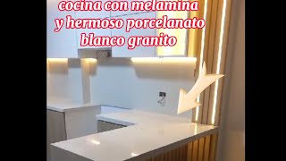 cocina en melamina y mesada con porcelanato blanco granito [upl. by Bick]