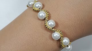 DIY Pulsera fácil con perlas y cuentas ❤️  Pulseras de Moda✔️ [upl. by Bordy]