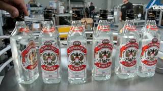 Etichettatrice per bottiglie  bottle labelling machine [upl. by Allana]