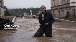 Olaf Koens in overstroomd gebied Vanmorgen reden hier nog autos nu varen er boten [upl. by Erme544]