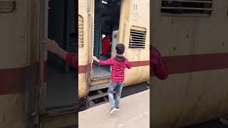 Bacha Akela Train ￼Se Kha Chala Gaya 🥲 [upl. by Znarf787]