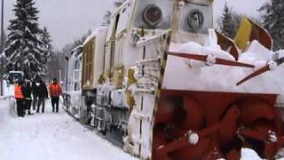 Schneeberäumung durch eine Schneeschleuder auf der Strecke Klingenthal Falkenstein [upl. by Thaxter]