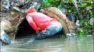 Removing Garbage And Plants Grow Clogged Culvert Until Flow Well remove clogging clog [upl. by Buote]