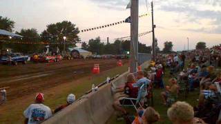 Mike Novinger Dominator Deere Lucas pro pulling Macon Mo [upl. by Yluj739]