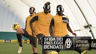 I giocatori della Juventus nella sfida dei palleggi bendati [upl. by Ogilvy]