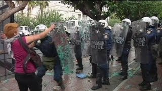 Atene Piazza Syntagma respinge la solidarietà della Merkel con sassaiole e tafferugli [upl. by Olim]