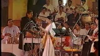 Lata Mangeshkar  Aye Mere Watan Ke Logo Live Performance [upl. by Murdock848]