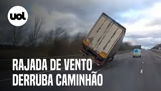 Vento forte derruba caminhão cena foi flagrada em rodovia do Reino Unido [upl. by Israeli486]