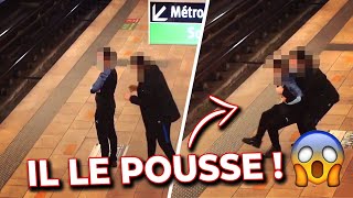 IL POUSSE DES GENS SUR LES RAILS DU MÉTRO   CAM OFF [upl. by Fanchon]