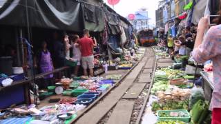 Le marché de Talad Rom Hoop Thaïlande [upl. by Inhsor385]