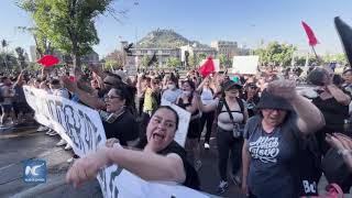 Quinto aniversario de estallido social chileno deja 65 detenidos y 3 policías lesionados [upl. by Dnaltiac630]