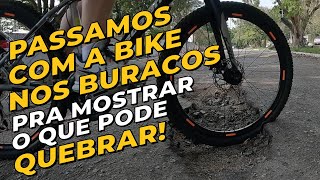 Passamos com a bike nos buracos pra ver o que quebrou Pedaleria [upl. by Anayik]