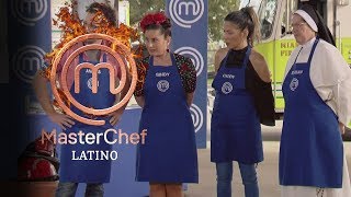 MasterChef Latino  Concursantes le cocinan a los bomberos  Entretenimiento [upl. by Strickman960]