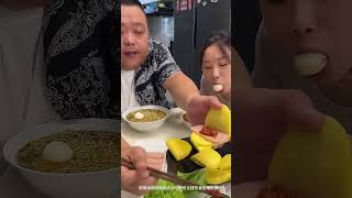 Pelea de comida épica entre marido y mujer🍝🍜🥓🥢🍗asmr mukbang pareja gracioso divertido funny [upl. by Muna722]