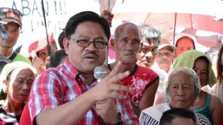 Agrarian Reform Secretary Rafael quotKa Paengquot Mariano in Hacienda Luisita [upl. by Ellehcsar124]