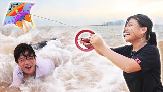 MAIN OMBAK amp LAYANG LAYANG DI PANTAI SINGKAWANG  Vlog Lucu  CnX Adventurers [upl. by Trudey]