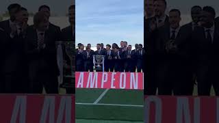 NACHO FERNÁNDEZ levanta el TROFEO de campeón de LIGA del REAL MADRID [upl. by Olympe]