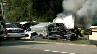 Grave accident de la route aux EtatsUnis [upl. by Teerprug]