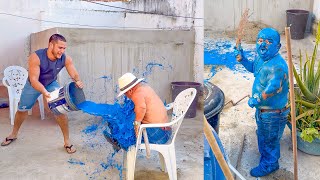 LEÔNCIO TROLA PILILIU COM BANHO DE TINTA AZUL E ELE FICA FURIOSO 🔵🤣 PILILIU DA RESENHA [upl. by Spillar278]