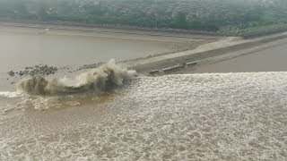 Spectacular ScaleShaped Tidal Wave Spotted on Qiantang River [upl. by Neelat53]