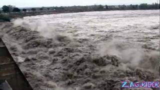 Reportage sur le Rhône en crue levacuateur de crue du barrage de Vallabrègues [upl. by Cappella]