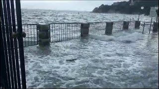 Mareggiata a Duino attivato il mini mose al Villaggio del Pescatore [upl. by Geibel216]