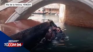 Venezia gondola si ribalta turisti finiscono in acqua [upl. by Annaet]