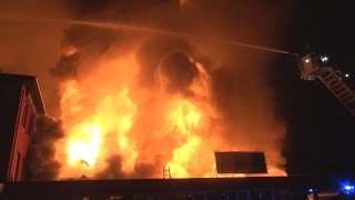 EXPLOSION BEI LAGERHALLENBRAND  Mehrere Feuerwehrleute schwer verletzt  Großbrand in Hilden [upl. by Niawd389]