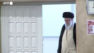 Iran il leader supremo Khamenei vota al secondo turno delle elezioni presidenziali [upl. by Nedia]