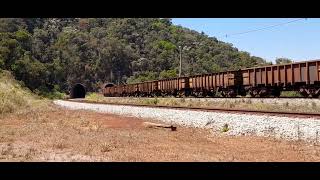 MAQUINISTA GENTE BOA NA SAÍDA DO TÚNEL COM TREM DE MINÉRIO VAZIO NUM BUZINAÇO TOP [upl. by Sinnaoi]