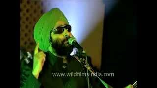 Rabbi Shergill  king of Punjabi amp Rock fusion sings Tere bin live [upl. by Yrogreg]