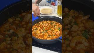 Garbanzos con bacalao y langostinos [upl. by Tarrance]