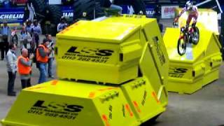 Dougie Lampkin cleans the skips at the indoor world trials 2009 [upl. by Selby536]