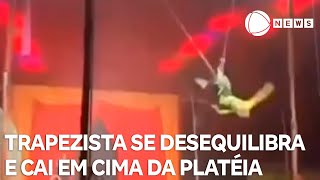 Trapezista se desequilibra em show e cai na plateia [upl. by Annavaj9]