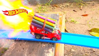 HOT WHEELS CON COHETES 1 EXPERIMENTO FIREWORKS WITH TOY CARS [upl. by Mij628]