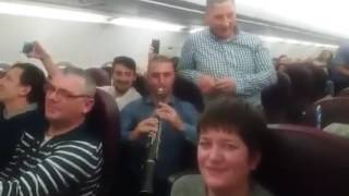 Colinde românești în avionul LondraSatu Mare [upl. by Elimac550]