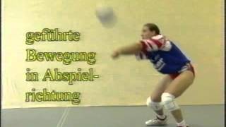 Volleyball Technik unteres Zuspiel Baggern seitlich [upl. by Leviram596]