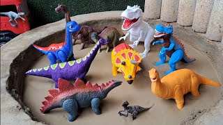 Dinossauros de Plástico Presos na Lama Estegossauro Braquiossauro Brontossauro Tiranossauro Rex [upl. by Marcelia]