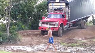 Camioneros de Colombia haciendo Patria por las Trochas de Colombia [upl. by Ellehs406]