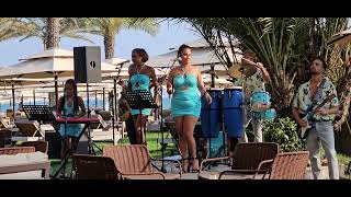 И поют и танцуют прямо у моря💃🎆And they sing and dance right by the sea girl turkey show concert [upl. by Mis927]