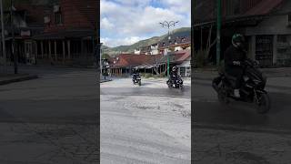 Harley Davidson Motorradfahrer mit gelben Stiefel und Lederhandschuhedriving bike balconyfunny [upl. by Abrahan]