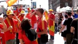 Euro 2012 Hiszpanie tańczą w GdańskuThe Spanish dancing in Gdansk before SpainCroatia [upl. by Lyrradal]