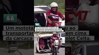 Mototaxista transporta passageiras em carcaça de Celta e vídeo vira sensação [upl. by Edlun]