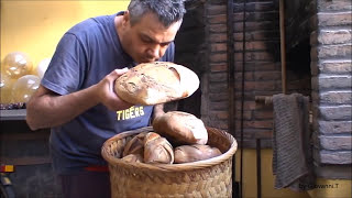 LA SFORNATA DEL PANE FORNO A PIETRA IN SICILIA [upl. by Elohcim]