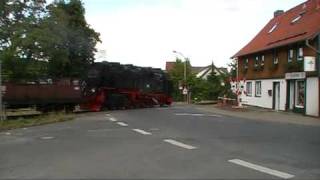 Bahnübergang Friedrichstraße in Wernigerode Hasserode mit 99 7241 und quotdoppeltem Läutenquot [upl. by Changaris]