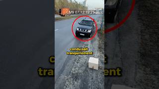 Ce conducteur s’arrête en pleine route en voyant une boîte abandonnée au bord de la route [upl. by Also596]