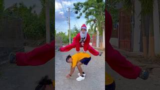 A Santa Claus le encanta el juego cero m4t4 cero 🤸‍♀️🎅🍫🤣 santaclaus shorts comedy navidad [upl. by Nosauq]