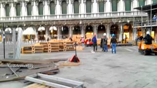 Venezia Carnevale 2015 Operai in Piazza San Marco [upl. by Young]