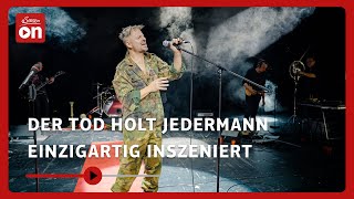 Jedermann reloaded „Der Tod holt Jedermannquot einzigartig inszeniert  Salzburger Festspiele [upl. by Fife224]